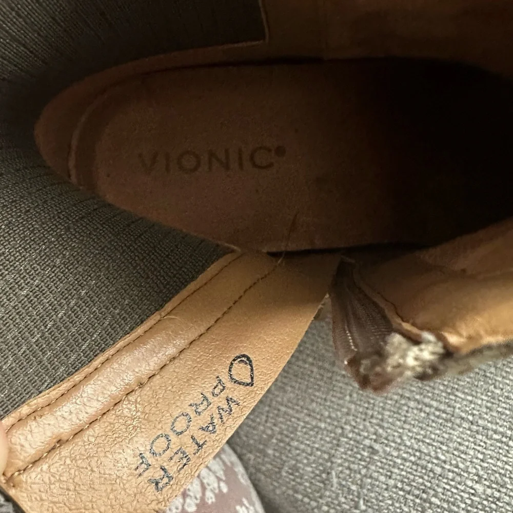 VIONIC VIVIEN SHANTELLE DARK OLIVE GREEN HEELED BOOTS SIZE 8